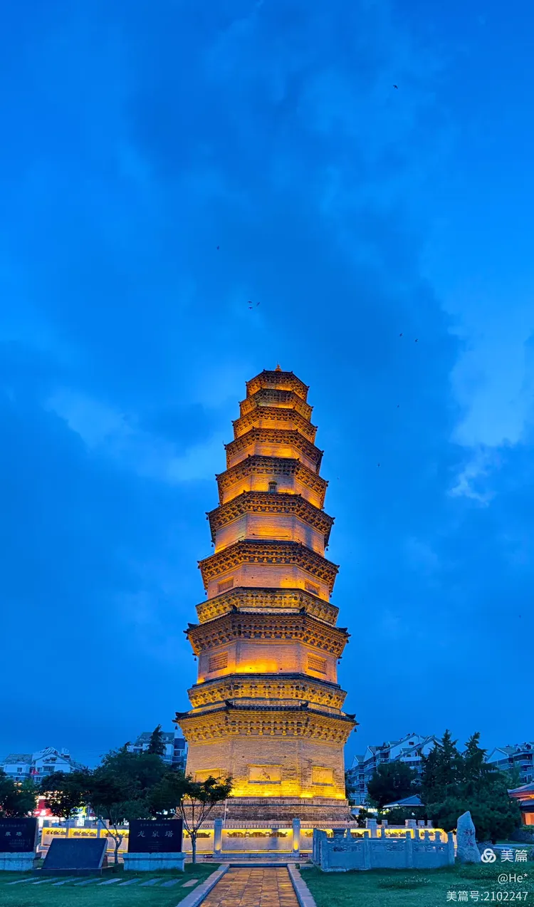 华灯初上的龙泉广场美景